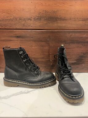 🔥‼️Dr. Martens Black Leather Lace-Up Ankle Boots with Tan Soles‼️🔥